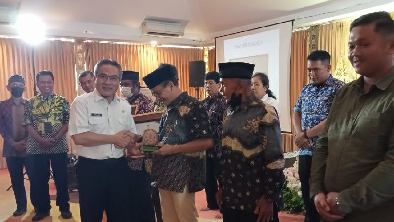 Bupati Bantul Abdul Halim Muslih menyerahkan SK Cagar Budaya kepada salah satu dari 20 pengelola yang objek atau bangunan telah ditetapkan sebagai cagar budaya oleh Pemerintah Kabupaten Bantul, DIY, Rabu (14/12/2022) (ANTARA/Hery Sidik)