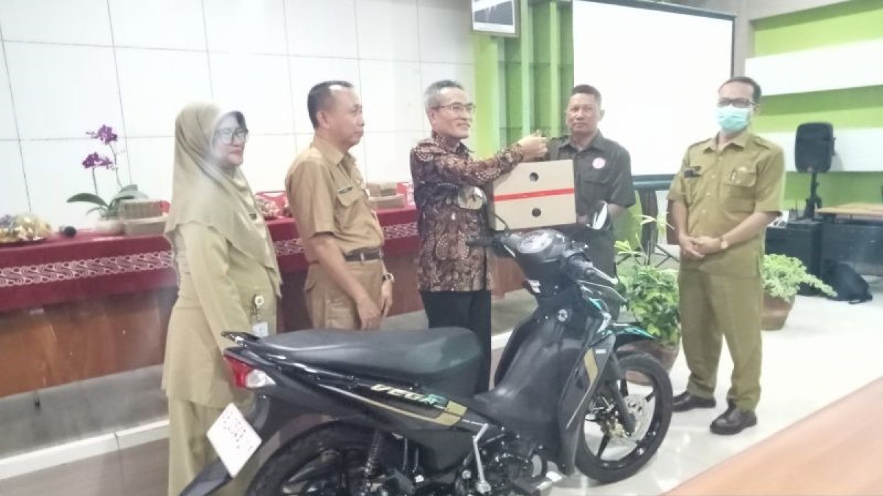Bupati Bantul Abdul Halim Muslih secara simbolis menyerahkan sepeda motor kepada ketua kelompok petugas inseminasi buatan atau inseminator ternak sapi di Kabupaten Bantul, DIY, Senin (5/12/2022) (ANTARA/Hery Sidik)