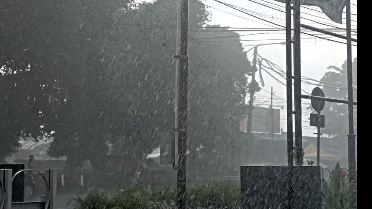 Ilustrasi - Hujan lebat di Jalan Jenderal Soedirman, Purwokerto, Kabupaten Banyumas. ANTARA/Sumarwoto