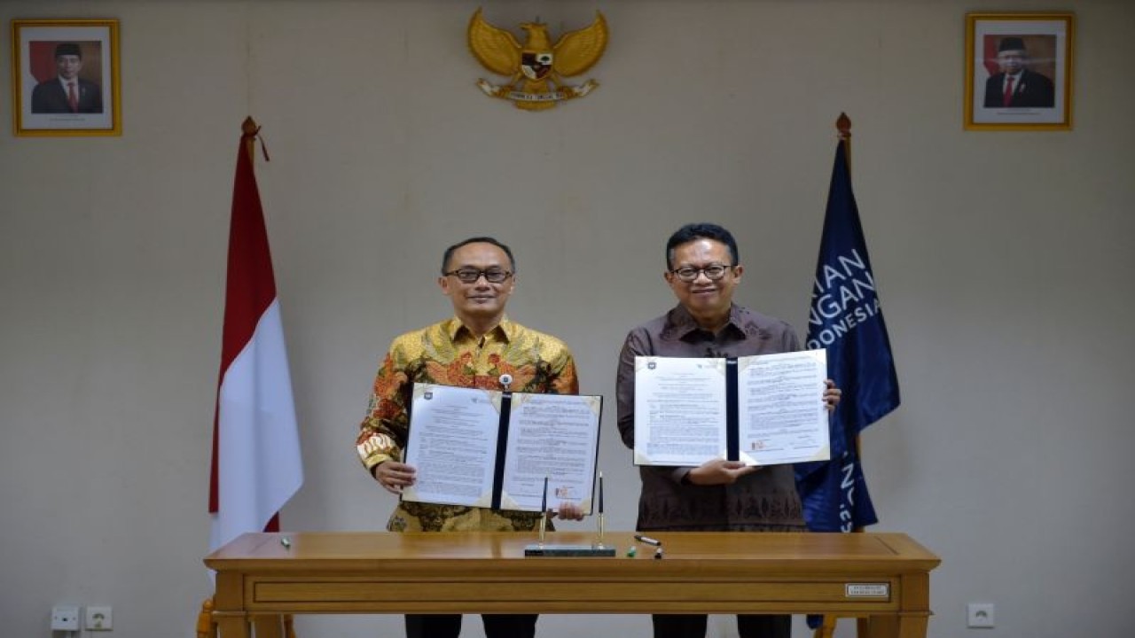 Badan Pengawas Perdagangan Berjangka Komoditi (Bappebti) Kementerian Perdagangan Teken perjanjian kerja sama dengan Direktorat Jenderal Kependudukan dan Pencatatan Sipil (Dukcapil) Kementerian Dalam Negeri di Jakarta, Kamis (22/12/2022). (ANTARA/ HO Kementerian Perdagangan)