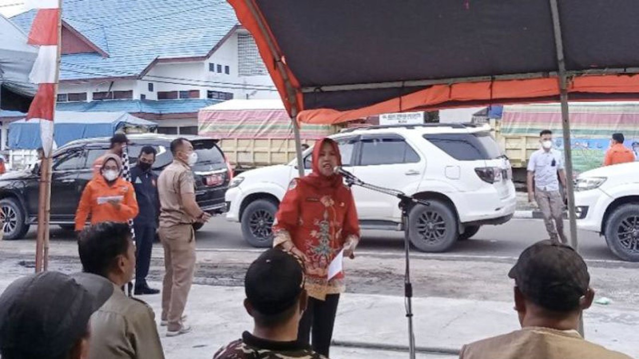 Penjabat Bupati Barito Selatan, Lisda Arriyana saat melepas keberangkatan penyaluran bantuan sosial kepada masyarakat terdampak banjir di di Buntok, Selasa (13/12/2022). (ANTARA/Bayu Ilmiawan)