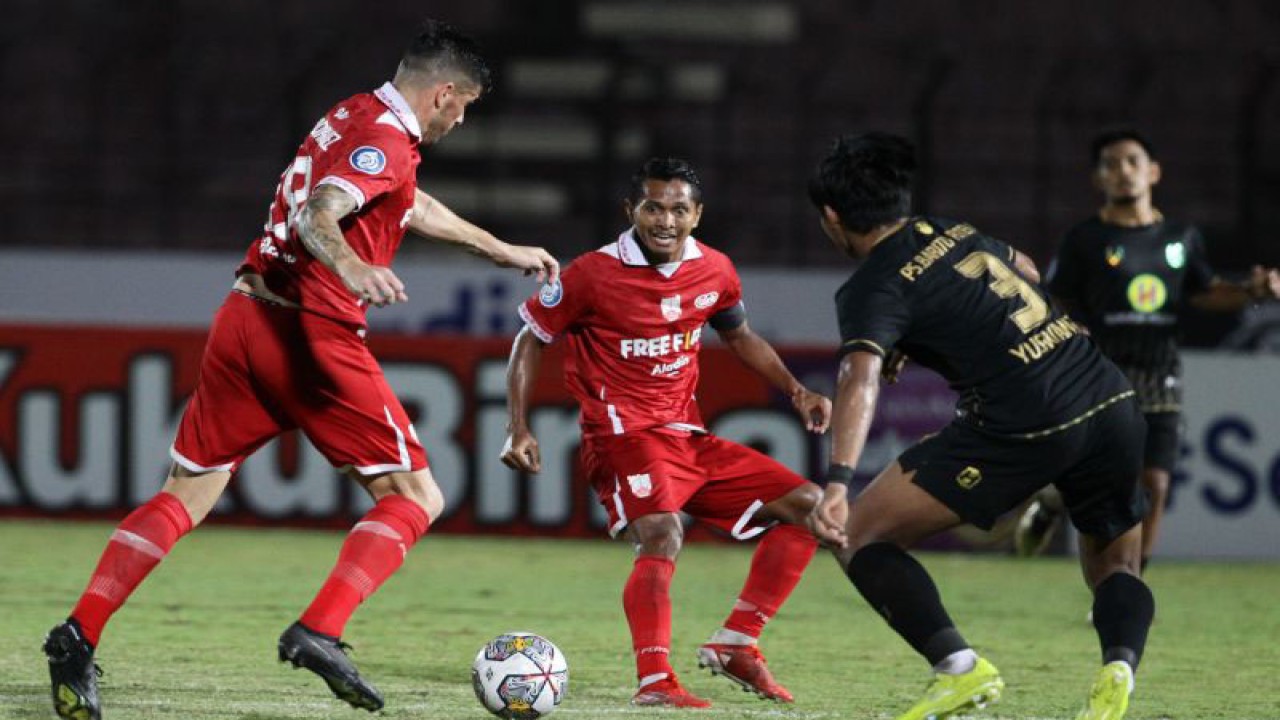 Pemain Persis Solo Messi Doro (kiri) berusaha menerobos pertahanan Barito Putera saat Laga BRI Liga 1 di Stadion Sultan Agung, Bantul, D.I Yogyakarta, Rabu (14/12/2022). ANTARA FOTO/Andreas Fitri Atmoko/aww.