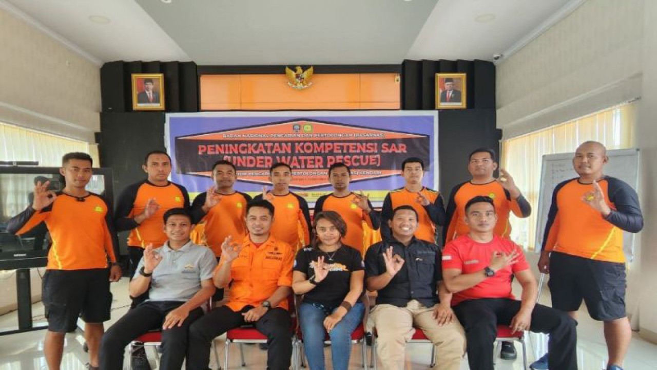 Foto bersama peserta pelatihan peningkatan kemampuan personel Basarnas Kendari dalam pertolongan di air, Senin (5/12/2022) (ANTARA/HO)