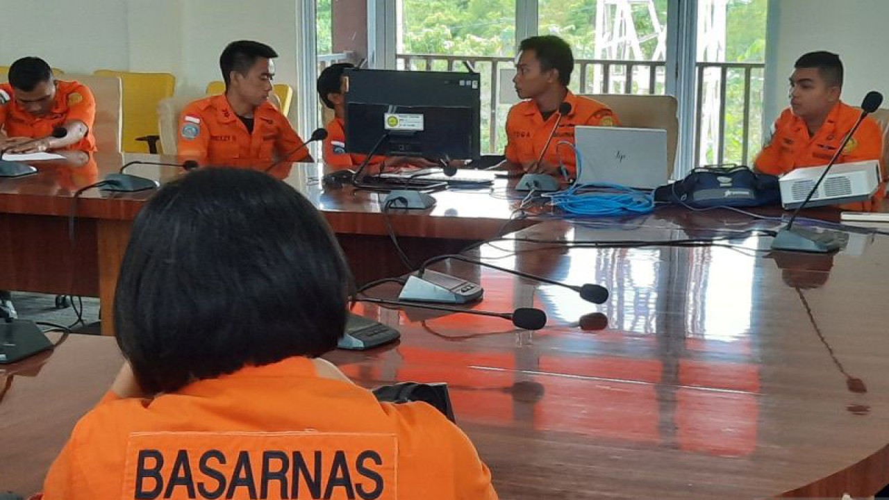 Acara penutupan latihan SAR gabungan Indopura ( Indonesia - Singapura ) di Kantor SAR, Natuna, Rabu (7/12). (ANTARA/Cherman)