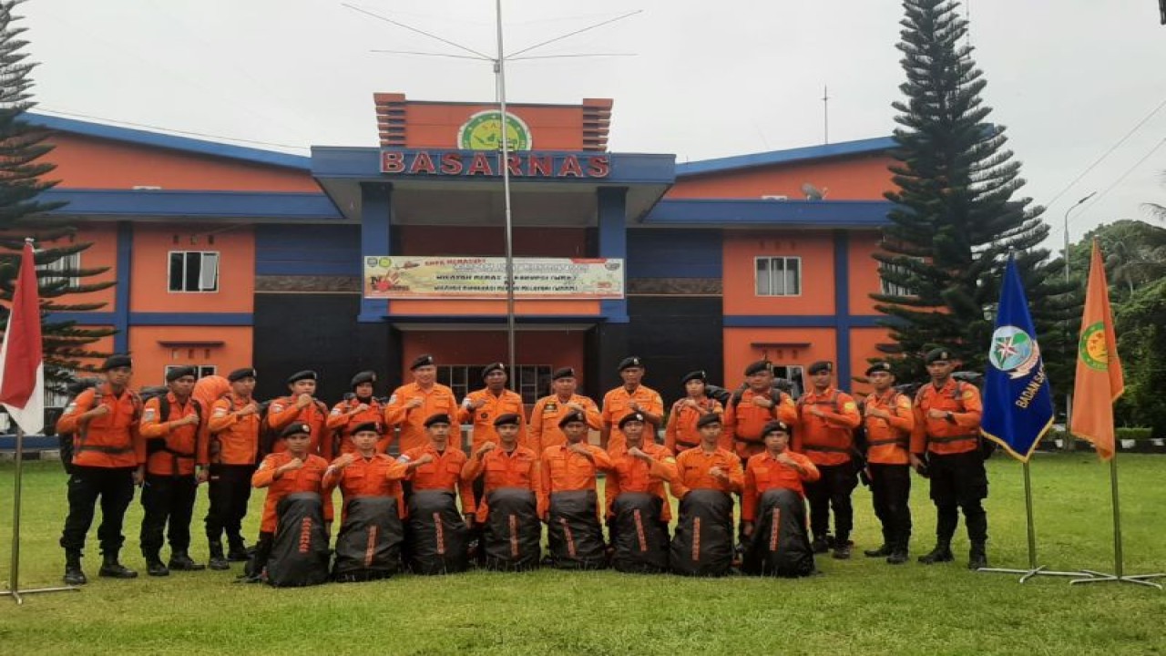 Kepala Basarnas Manado Moce Brury bersama sejumlah personel Basarnas. ANTARA/HO-Humas Basarnas (1)