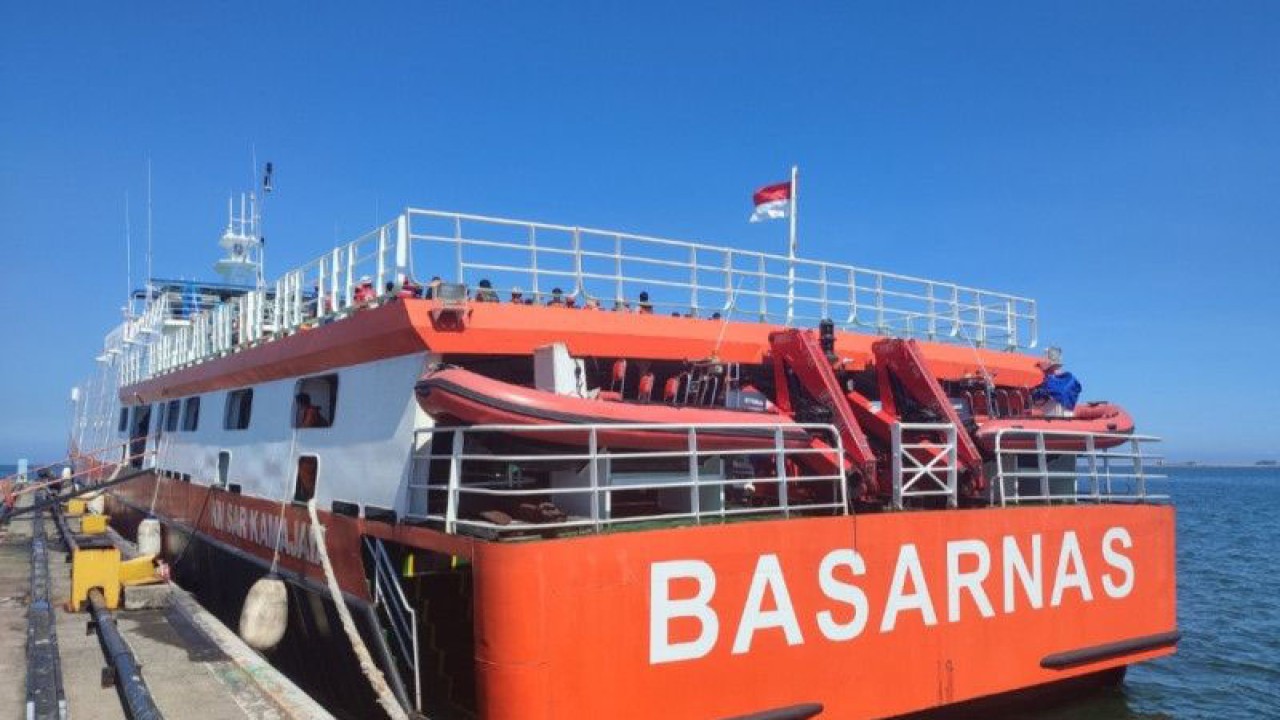 Kondisi Kapal KN Kamajaya milik Basarnas berlabuh di dermaga Pelabuhan Peti Kemas Makassar, Sulawesi Selatan. ANTARA/Darwin Fatir.