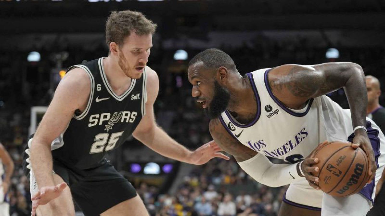 Foto arsip - Pemain Los Angeles Lakers LeBron James (6) saling berhadapan dengan pemain San Antonio Spurs Jakob Poeltl (25) pada pertandingan bola basket Liga NBA di AT&T Center, San Antonio, Texas, Amerika Serikat, Sabtu (26/11/2022). Spurs kalah dari tamunya Lakers 138-143. ANTARA FOTO/USA TODAY Sports/Daniel Dunn/wsj.
