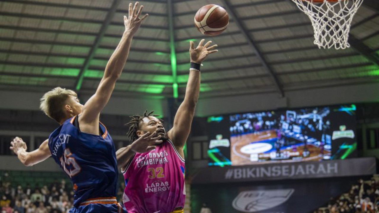 Pebasket West Bandits Combiphar Solo Bilal N Richardson (kanan) melakukan lay up shoot dibayangi pebasket Pelita Jaya Bakrie Jakarta Vincent R Kosasih (kiri) saat pertandingan Semifinal IBL Tokopedia 2022 di Gor C-Tra Arena, Bandung, Jawa Barat, Minggu (21/8/2022). ANTARA FOTO/M Agung Rajasa/YU