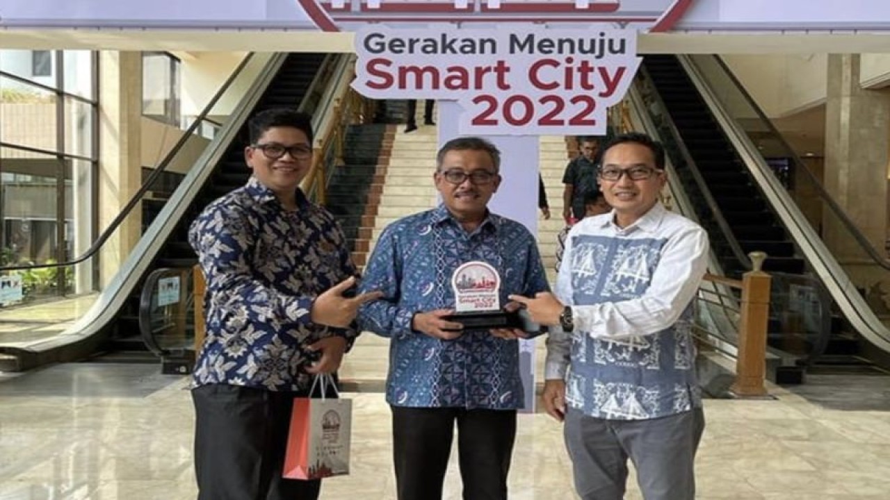 Sekretaris Daerah Kota Batam Jefridin saat menerima penghargaan atas penyelesaian dokumen masterplan Kota Cerdas 2022 (ANTARA/HO-Pemkot Batam)