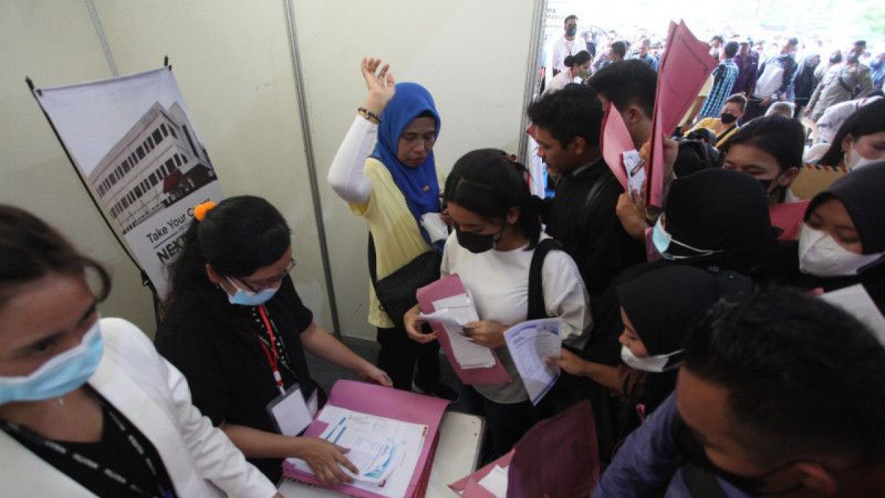 Proses penyerahan surat lamaran di bursa kerja Batam 2022 (ANTARA/Yude)