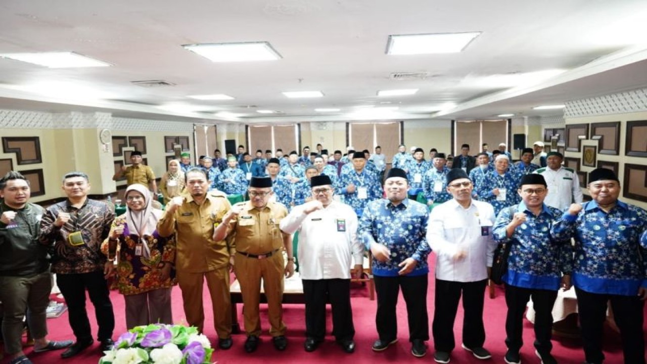 Sekretaris Daerah Kota Batam Jefridin Hamid saat menghadiri pelatihan kewirausahaan bagi imam masjid di Kota Batam (ANTARA/HO-Humas Pemkot Batam)