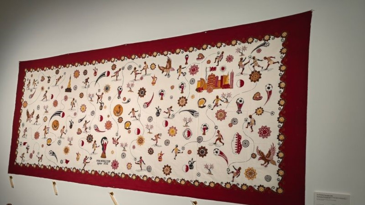 Batik bertema Piala Dunia 2022 Qatar yang dipamerkan dalam The Exotic Indonesian Batik Heritage Exhibition di Galeri 1 Gedung 47, kompleks kebudayaan Katara, Doha, Qatar, sebagaimana dikunjungi pada Minggu (4/12/2022). (ANTARA/Gilang Galiartha)