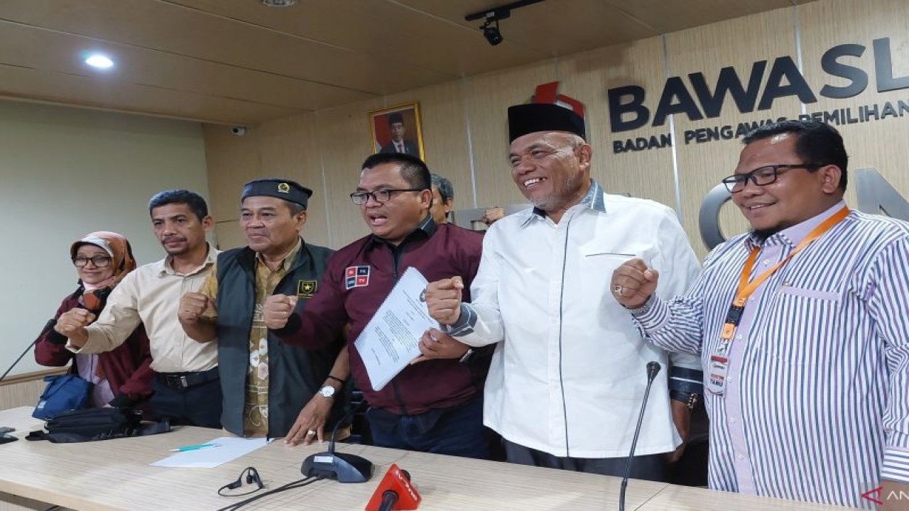 Partai Ummat melapor ke Bawaslu RI terkait sengketa proses pemilihan umum usai tidak lolos menjadi partai politik peserta Pemilu 2024. ANTARA/Boyke Ledy Watra.