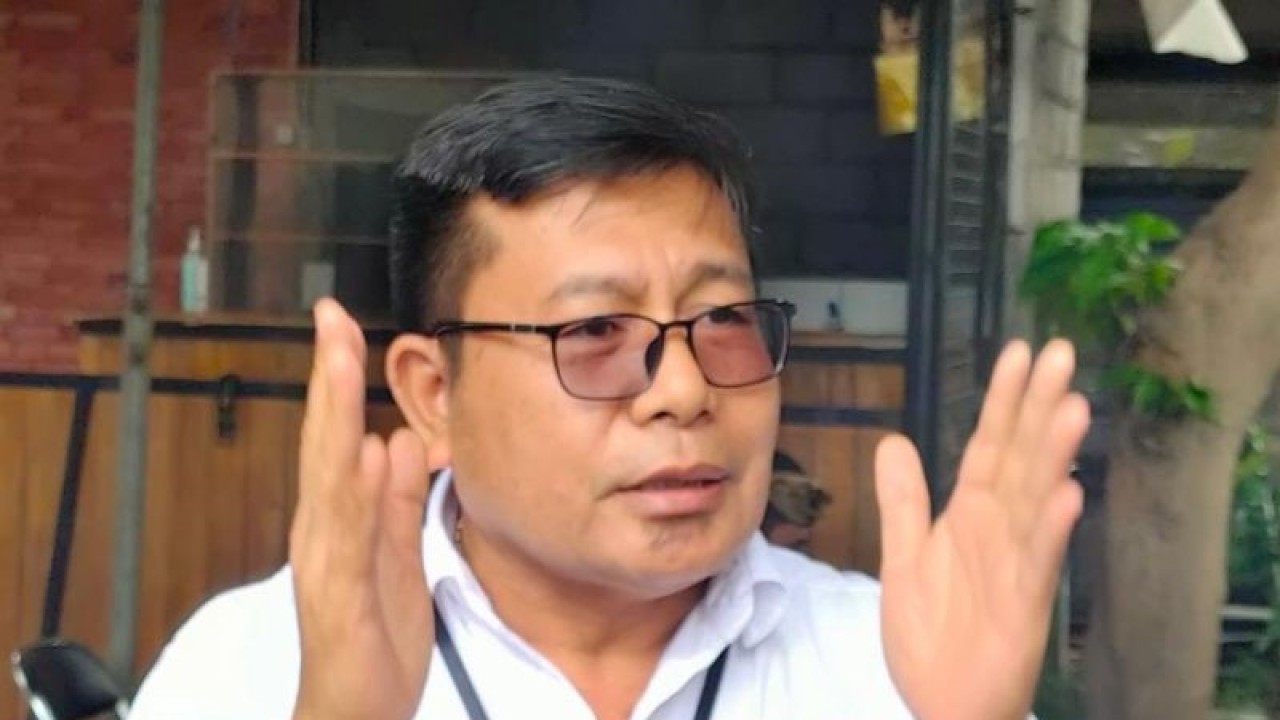 Anggota Bawaslu Provinsi Bali, Ketut Rudia, di sela-sela melakukan pengawasan melekat terkait penyerahan syarat dukungan minimal bakal calon anggota DPD di Denpasar. ANTARA/Ni Luh Rhismawati