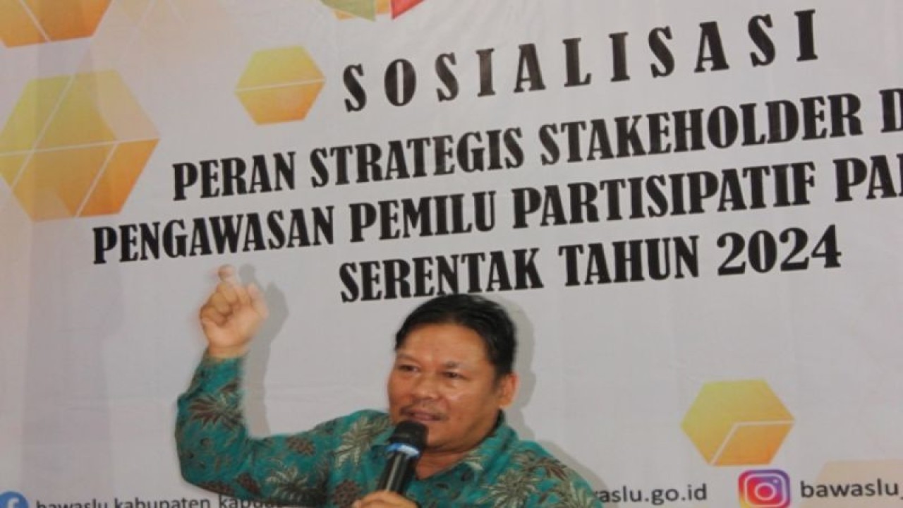 Anggota Bawaslu Kabupaten Kapuas Hulu Haidir menyampaikan sosialisasi peran pengawasan partisipasi masyarakat pada Pemilu 2024. ANTARA/HO-Humas Bawaslu Kapuas Hulu