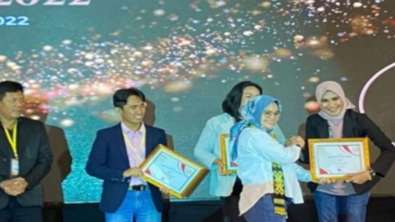 Badan Pengawas Pemilu (Bawaslu) Provinsi Sulawesi Barat (Sulbar) mendapatkan dua penghargaan dibidang kehumasan mengenai pemilu 2024 dari Bawaslu RI di Mamuju, Selasa (13/12/2022) ANTARA Foto/ M Faisal Hanapi