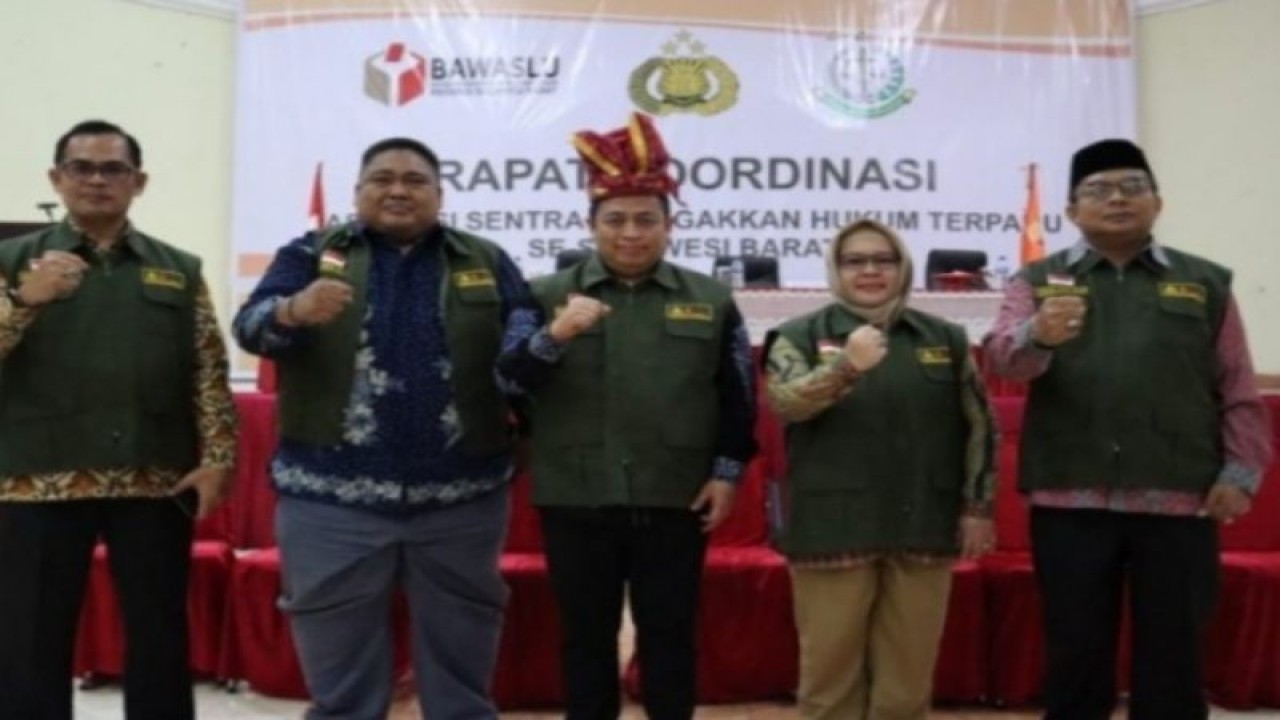 Badan Pengawas Pemilu (Bawaslu) Provinsi Sulawesi Barat (Sulbar) melakukan rapat koordinasi sentra penegakan hukum terpadu (Gakkumdu) untuk meningaktkan kapasitas dan kualitas pengawasan pemilu di Mamuju, Rabu (14/12/2022). ANTARA/M Faisal Hanapi