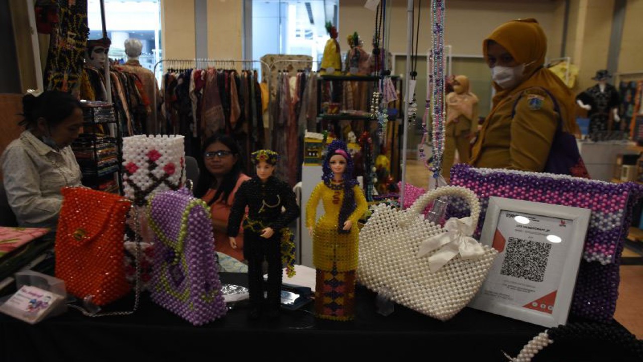 Arsip Foto - Pengunjung melihat produk-produk yang dipamerkan dalam Bazar Kolaborasi UMKM di Balai Kota DKI Jakarta, Jakarta, Senin (24/10/2022). ANTARA FOTO/Indrianto Eko Suwarso/wsj.