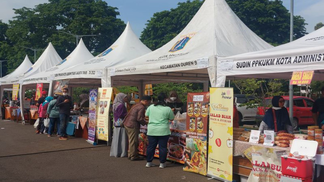 Suasana bazar UMKM di Pulomas, Jakarta, Jumat (16/12/2022). ANTARA/Yogi Rachman