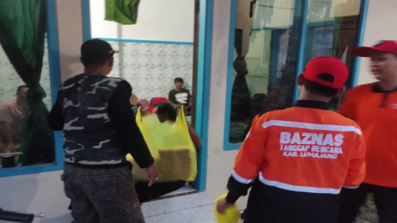 Baznas Kabupaten Lumajang saat mendistribusikan makanan siap saji kepada pengungsi erupsi Gunung Semeru di kawasan pesantren Ulul Albab Candipuro, Kabupaten Lumajang, Jawa Timur. (ANTARA/HO-Baznas)