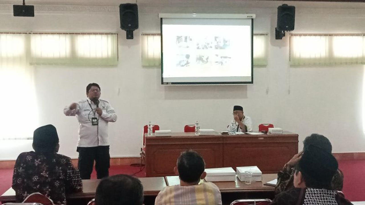 Perwakilan Baznas RI di Gedung Induk Pemkab Bantul memaparkan rencana pengembangan budidaya kambing terpadu di wilayah Desa Selopamioro, Imogiri, Bantul, DIY, Kamis (8/12/2022) (ANTARA/Hery Sidik)