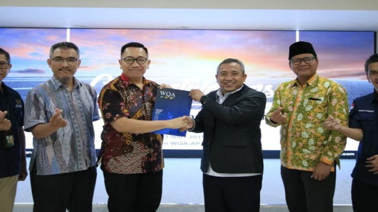 Badan Amil Zakat Nasional (Baznas) RI saat menerima sertifikat Sistem Manajemen Mutu ISO 9001:2015 dari Worldwide Quality Assurance (WQA). (ANTARA/HO-Baznas)