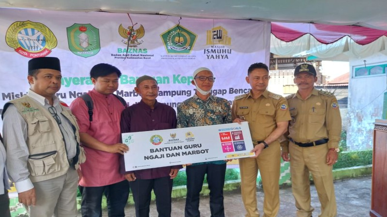 Kusnani (56), warga RT 01 RW I Kelurahan Tambelan Sampit, Kecamatan Pontianak Timur mengucap syukur dan berterima kasih kepada Badan Amil Zakat Nasional (Baznas) Provinsi Kalbar karena mendapat bantuan bedah rumah.  (Foto ANTARA/HO-Jimi)