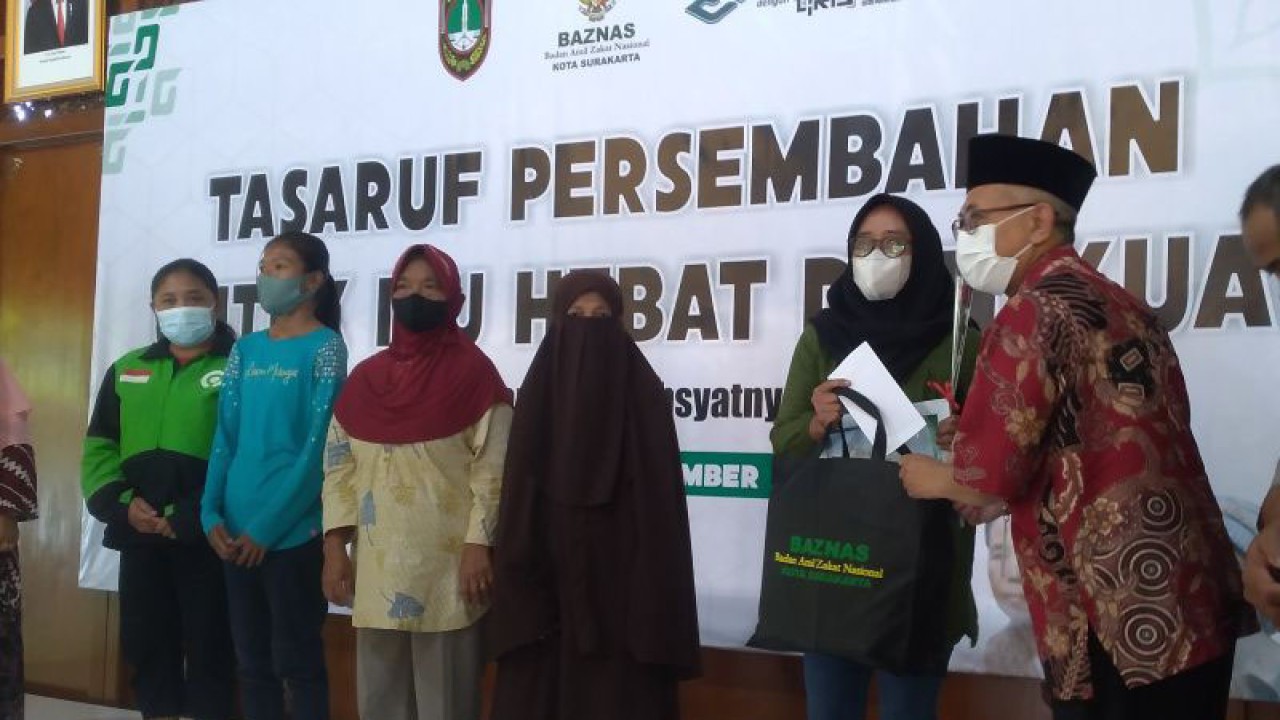 BAZNAS Kota Surakarta memberikan bantuan kepada perwakilan ibu tangguh dalam acara yang berlangsung di Pendapi Gede Balai Kota Surakarta, Selasa (20/12/2022). (ANTARA/Aris Wasita)