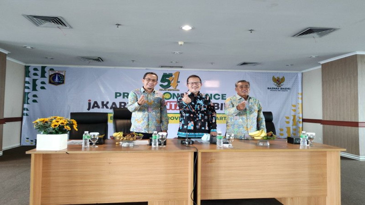 Wakil Ketua II Bidang Pendistribusian dan Pendayaangunaan Baznas (Bazis) Saat Suharto Amjadi (tengah), Kabid Kesekretariatan Baznas (Bazis) Mahdir (kanan), dan Kabid Keuangan Nurmundo (kiri) memberikan keterangan dalam konferensi pers peringatan Hari Disabilitas Internasional Baznas (Bazis) DKI Jakarta di Jakarta, Kamis (1-12-2022). ANTARA/Ricky Prayoga