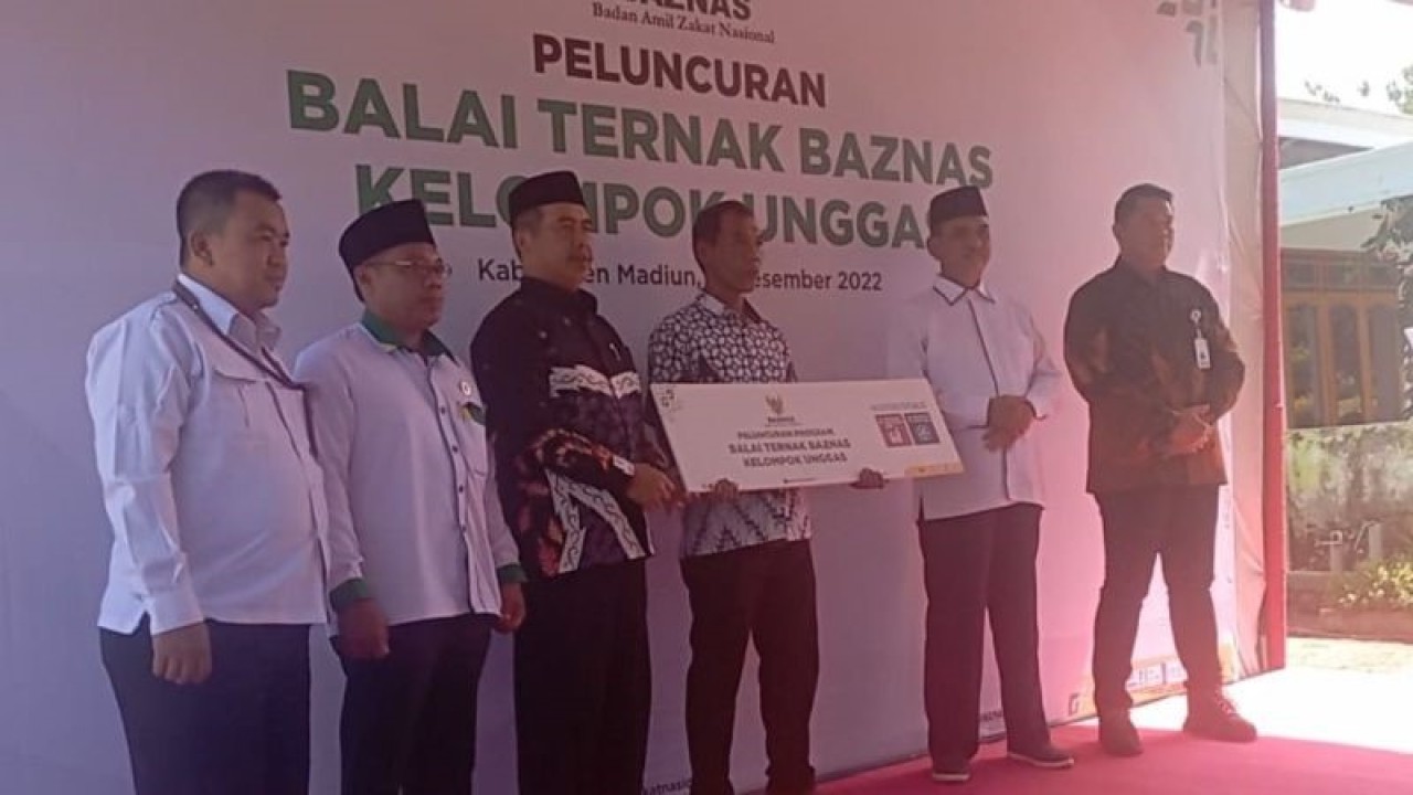 Pimpinan Baznas RI bersama Wabup Madiun saat peluncuran program balai ternak unggas Baznas di Desa Suluk, Kecamatan Dolopo, Kabupaten Madiun, Jawa Timur, Sabtu (17/12/2022). ANTARA/Louis Rika