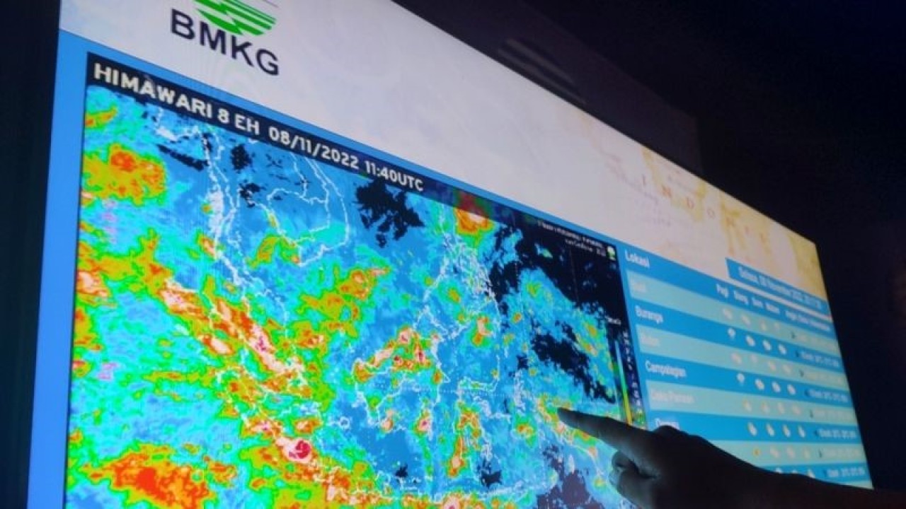 Prakirawan menunjukkan peta digital pantauan citra satelit di kantor BMKG Wilayah IV Makassar, Sulawesi Selatan, Jumat (23/12/2022) di Makassar. FOTO ANTARA/Darwin Fatir.