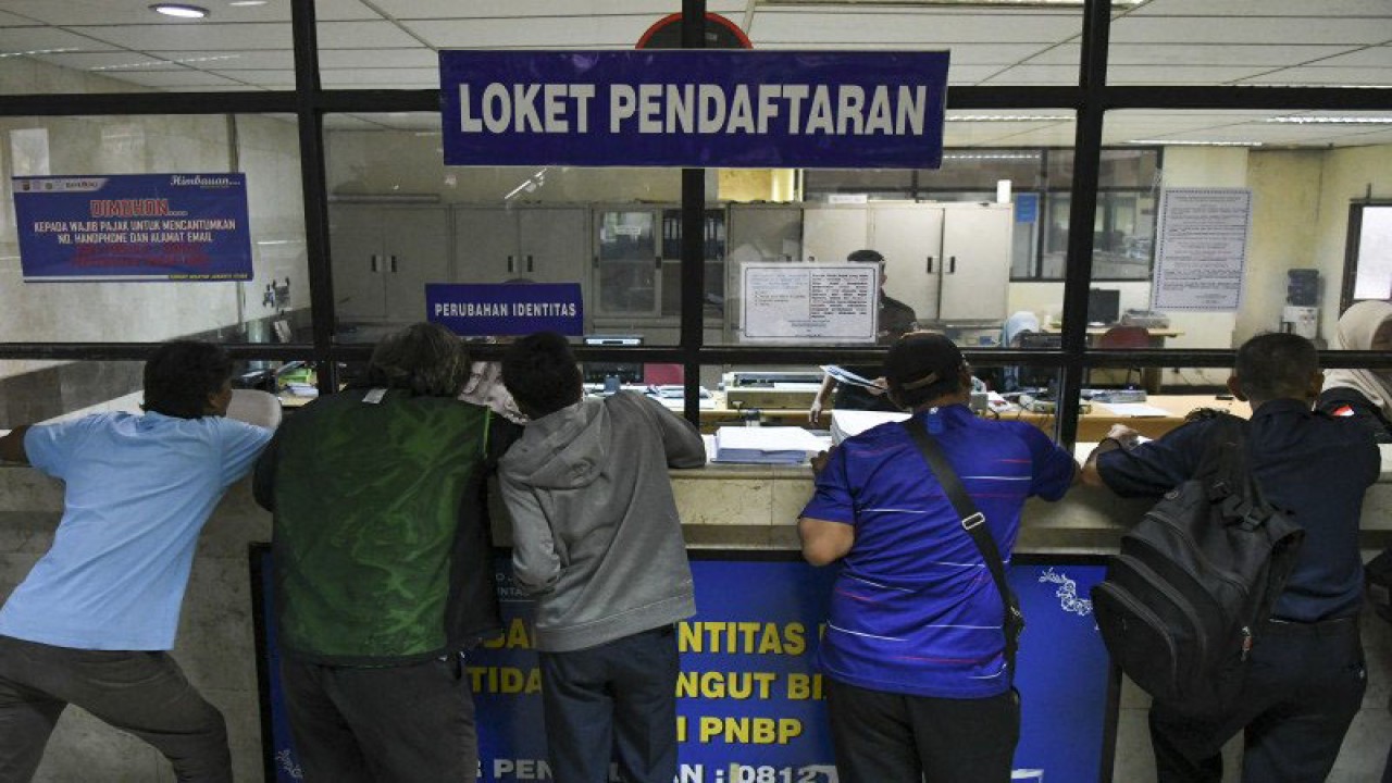 Arsip Foto - Sejumlah wajib pajak mengurus perubahan Bea Balik Nama Kendaraan Bermotor (BBNKB) di kantor Samsat Jakarta Utara, di Jakarta Kamis (12/12/2019). ANTARA FOTO/Nova Wahyudi/wsj.