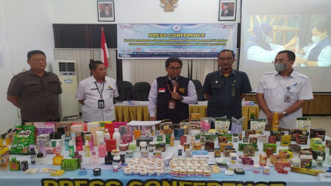 Balai Besar Pengawasan Obat dan Makanan (BBPOM) Pontianak, Kalimantan Barat menyatakan, telah menemukan sebanyak 37 kasus perdagangan obat-obatan dan makanan ilegal di wilayah provinsi itu.  (Foto ANTARA/Jessica HW)