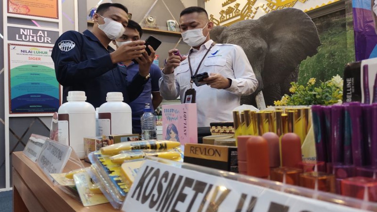 Obat dan makanan ilegal yang disita oleh BBPOM Bandarlampung. Kamis, (29/12/2022). (ANTARA/Dian Hadiyatna)