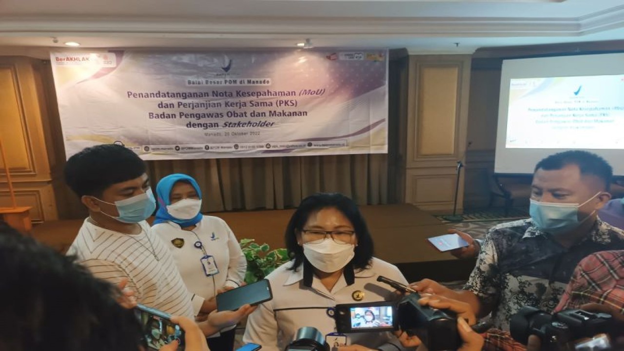 Kepala Balai Besar Pengawas Obat dan Makanan (BBPOM) Manado, Sulawesi Utara, Hariani mengingatkan konsumen berhati-hati ketika membeli kosmetik melalui online. ANTARA/Karel A Polakitan (1)