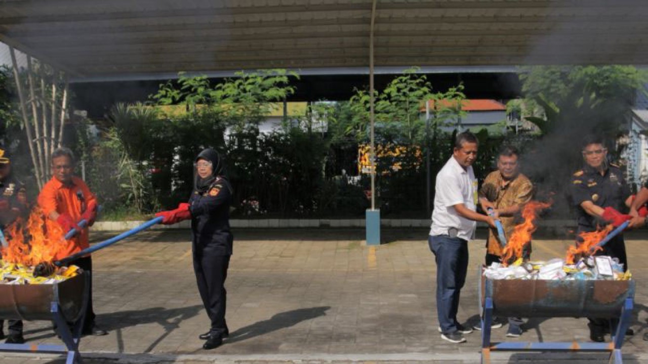 Sejumlah pejabat Bea Cukai Ngurah Rai dan Kantor Wilayah Direktorat Jenderal Bea Cukai Bali, NTB, NTT di halaman Kantor Bea Cukai Ngurah Rai, Badung, Bali, Selasa (13/12/2022), membakar barang impor ilegal hasil sitaan Bea Cukai Ngurah Rai selama Juli sampai dengan November 2022. ANTARA/HO-Dokumentasi Bea Cukai Ngurah Rai