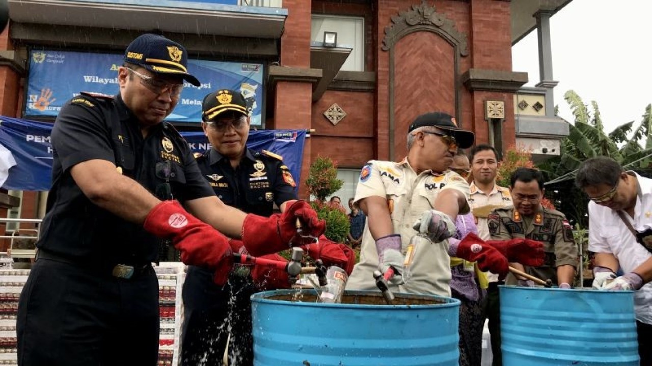 Kepala Kantor Bea Cukai Denpasar Puguh Wiyatno (kiri), Kepala Kantor Wilayah Direktorat Jenderal Bea Cukai (DJBC) Wilayah Bali, NTB, dan NTT Kementerian Keuangan Susila Brata (dua kiri) membakar barang ilegal hasil sitaan Bea Cukai Tahun 2022 di halaman Kantor Bea Cukai Denpasar, Bali, Kamis (22/12/2022). (ANTARA/Genta Tenri Mawangi)