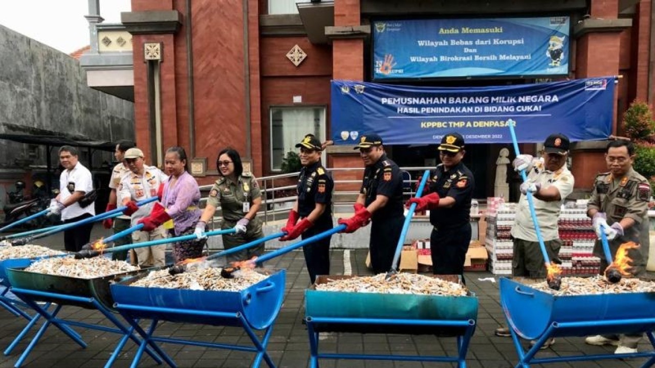 Kepala Kantor Wilayah Direktorat Jenderal Bea Cukai (DJBC) Wilayah Bali, NTB, NTT Kemenkeu RI Susila Brata (lima kanan) membakar batang rokok ilegal bersama Kepala Kantor Bea Cukai Denpasar Puguh Wiyatno (empat kanan) dan perwakilan dari pemerintah daerah pada acara pemusnahan barang hasil sitaan Bea Cukai Denpasar di Denpasar, Bali, Kamis (22/12/2022). ANTARA/Genta Tenri Mawangi