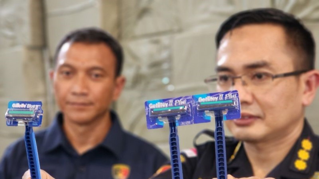 Kepala Kantor Pengawasan dan Pelayanan Bea Cukai Tipe Madya Pabean Tanjung Emas Semarang Anton Martin menjelaskan perbedaan antara pisau cukur asli dan produk impor diduga produk melanggar HAKI di Semarang, Kamis. (ANTARA/ I.C.Senjaya)