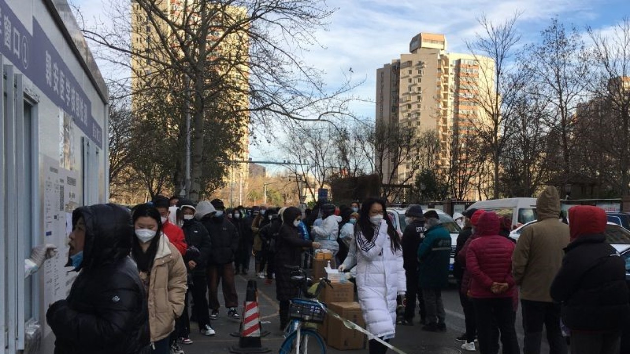 Massa memadati tempat tes PCR di pinggir jalan di Distrik Chaoyang, Kota Beijing, China, Sabtu (3/12) sore, hingga menimbulkan antrean panjang. Situasi tersebut terjadi setelah otoritas kesehatan setempat memangkas masa berlaku hasil tes negatif COVID-19 dari 72 jam menjadi 48 jam tanpa menambah jumlah petugas pengambilan sampel sehingga sejumlah tempat tes PCR di setiap kompleks permukiman warga banyak yang tutup. ANTARA/M. Irfan Ilmie
