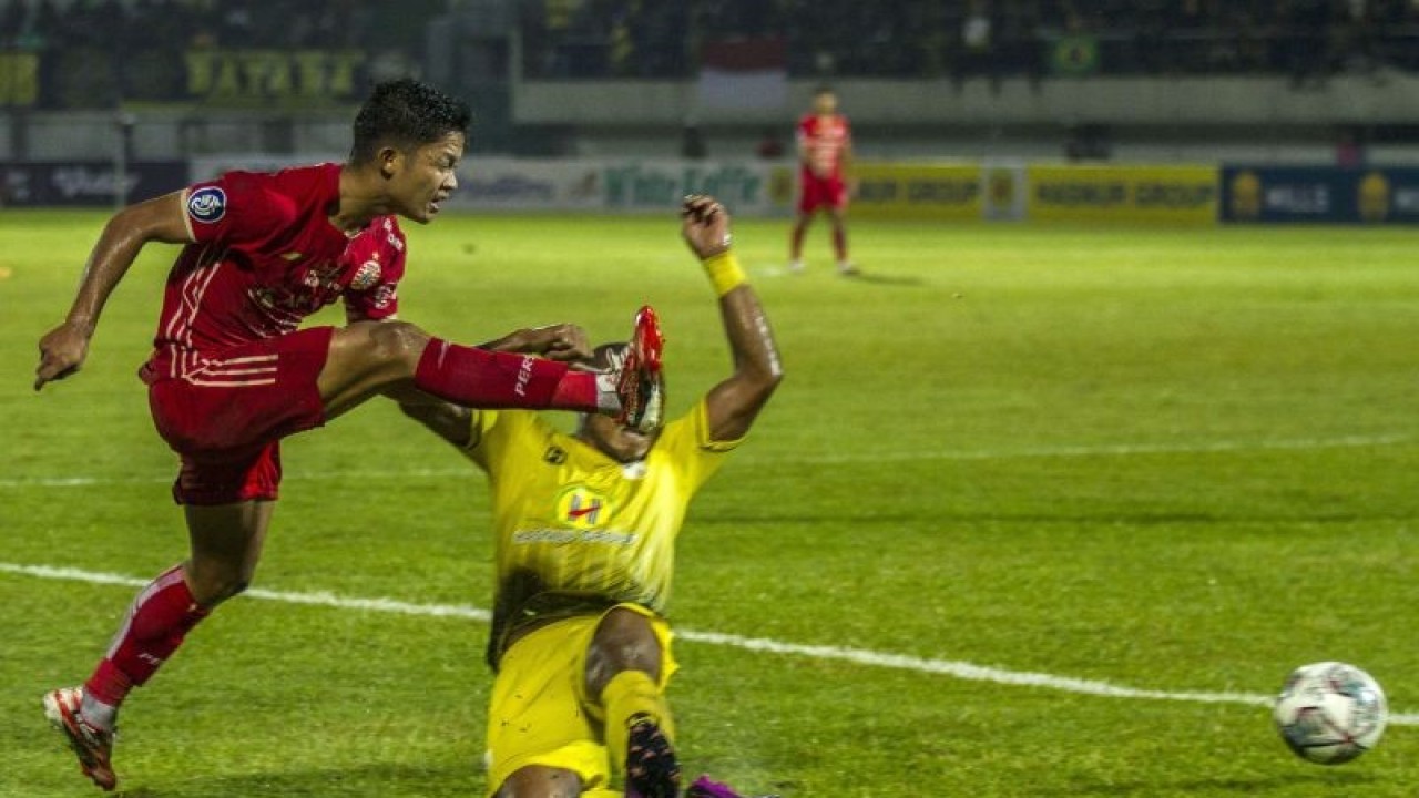 Pesepak bola Persija Jakarta Ilham Rio Fahmi (kiri) berebut bola dengan pesepak bola Barito Putera Franc Rikhart Sokoy (kanan) saat pertandingan BRI Liga 1 di Stadion Demang Lehman Martapura, Kabupaten Banjar, Kalimantan Selatan, Minggu (11/9/2022). Hingga babak pertama berakhir, skor sementara 0-0. ANTARA FOTO/Bayu Pratama S/foc. (ANTARA FOTO/BAYU PRATAMA S)