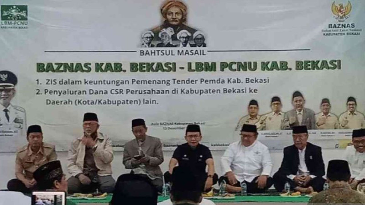 Penjabat Bupati Bekasi Dani Ramdan (tengah) membuka kegiatan diskusi keagamaan Bahtsul Masail yang digelar Baznas Kabupaten Bekasi bersama LBM Pengurus Cabang Nahdlatul Ulama di Aula Kantor Baznas, Selasa. (ANTARA/Pradita Kurniawan Syah).