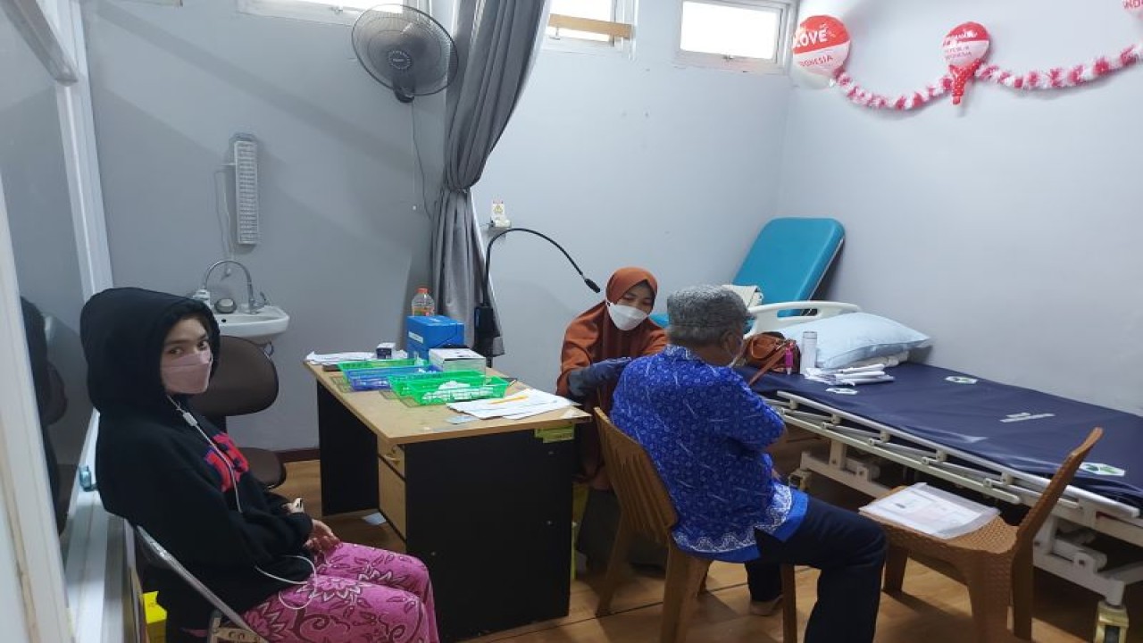 Pria paruh baya menjalani program vaksinasi COVID-19 penyuntikan dosis keempat atau booster kedua di Puskesmas Pekayon, Bekasi Selatan, Kota Bekasi, Jawa Barat, Rabu (21/12/2022). ANTARA/Andi Firdaus