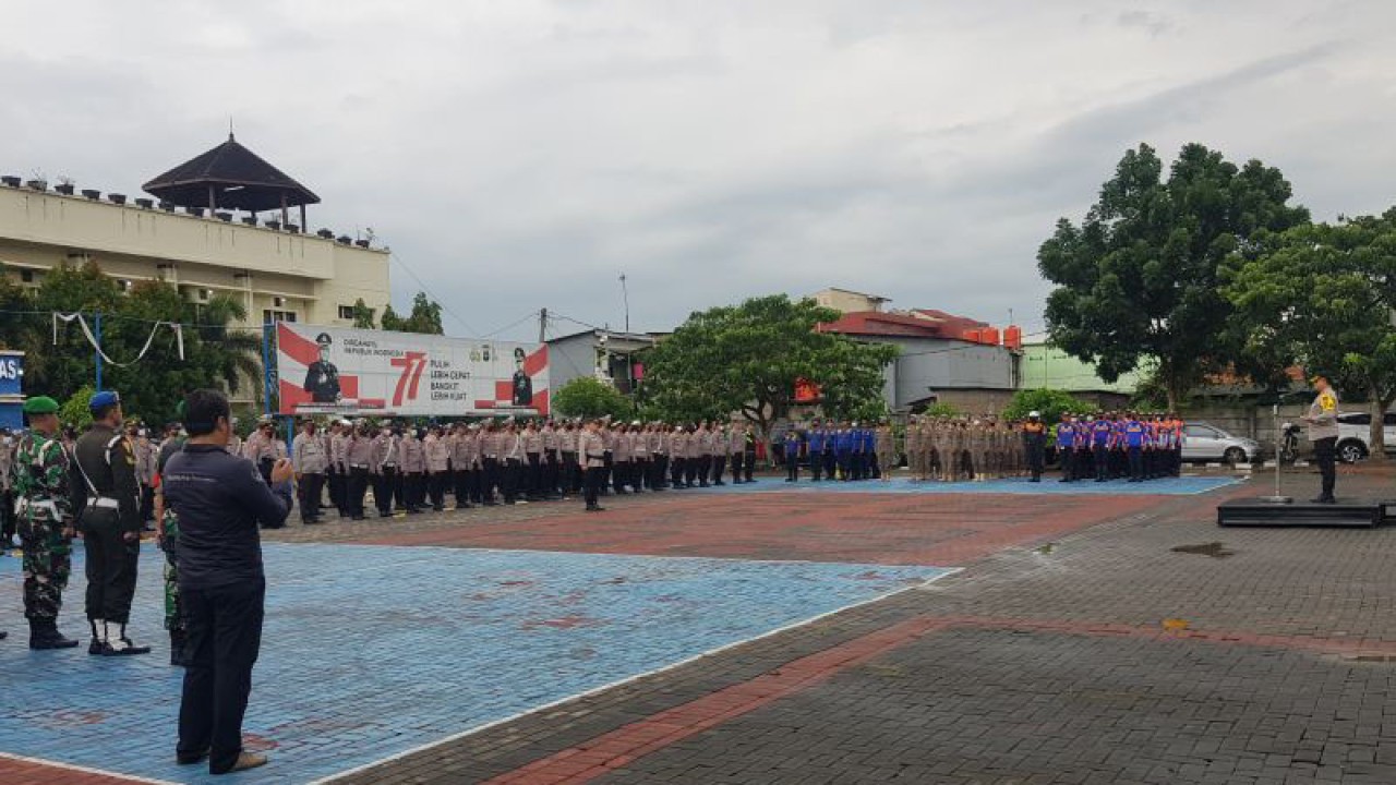 Kapolres Metro Bekasi Komisaris Besar Gidion Arif Setyawan memimpin apel pergeseran pengamanan tahun baru di Lapangan Mapolres Metro Bekasi, Sabtu sore. (ANTARA/Pradita Kurniawan Syah).