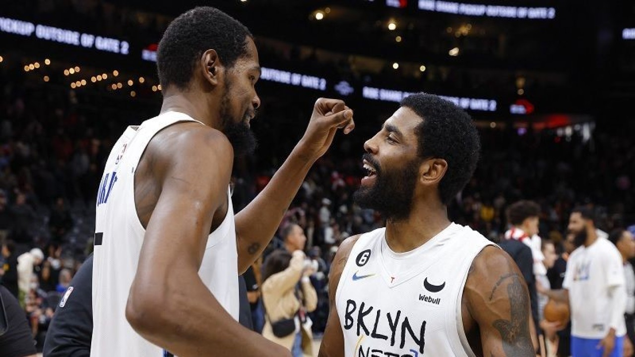 Duo bintang Brooklyn Nets (ki-ka) Kevin Durant dan Kyrie Irving berselebrasi seusai mengalahkan Atlanta Hawks dalam lanjutan NBA di State Farm Arena, Georgia, Amerika Serikat, Rabu (28/12/2022) waktu setempat. (ANTARA/AFP/GETTY IMAGES/Todd Kirkland)