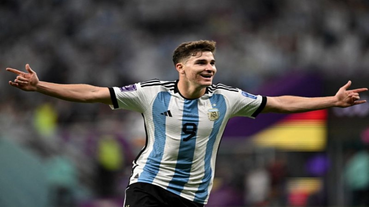 Pemain Argentina Julian Alvarez melakukan selebrasi setelah mencetak gol pada laga 16 besar Piala Dunia 2022 antara Argentina melawan Australia di Stadion Ahmad Bin Ali, Al-Rayyan, sebelah barat Doha, Qatar. (3/12/2022) (AFP/MANAN VATSYAYANA)