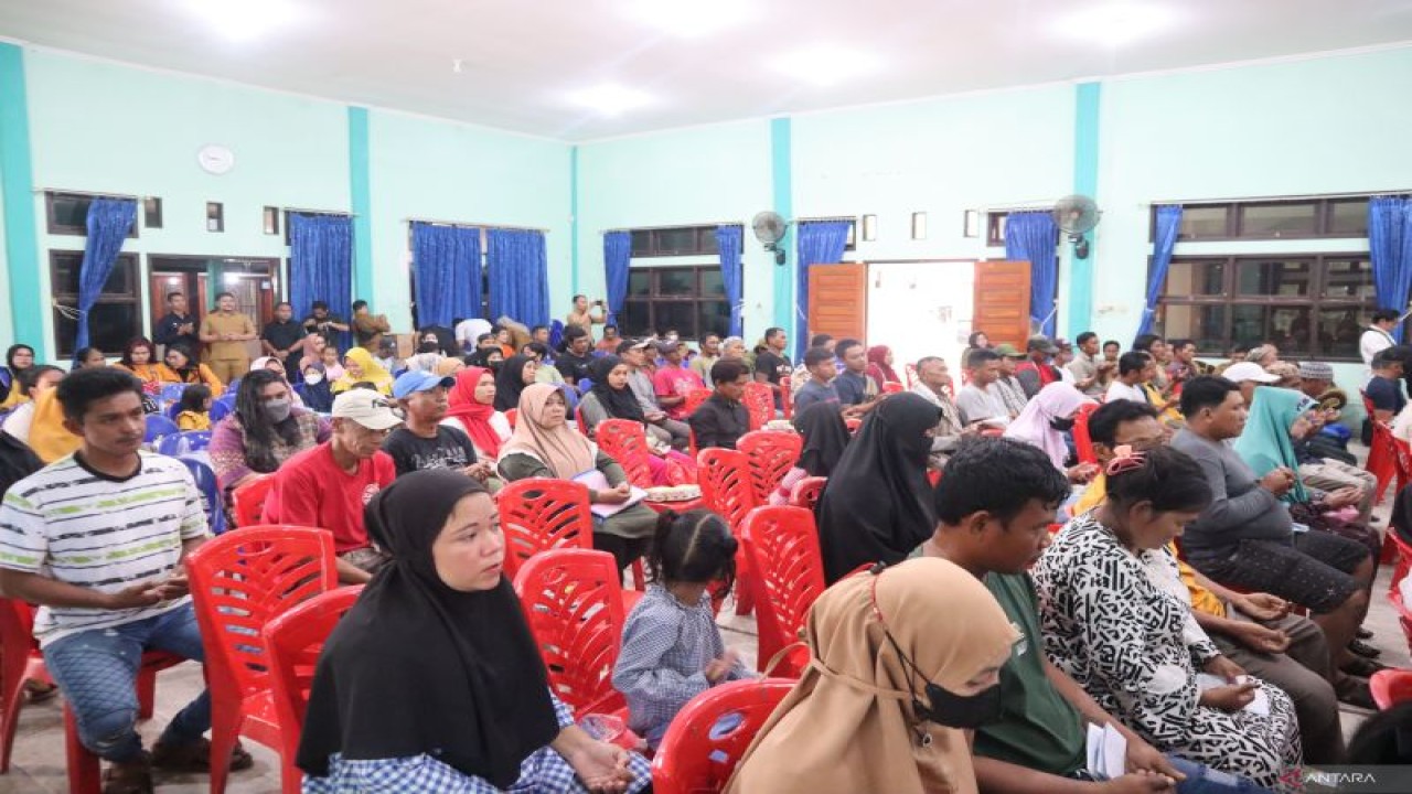 Penyaluran bantuan sosial tunai untuk keluarga nelayan di Kabupaten Belitung Timur, Provinsi Kepulauan Bangka Belitung, Selasa (27/12/2022). (ANTARA/Ahmadi)