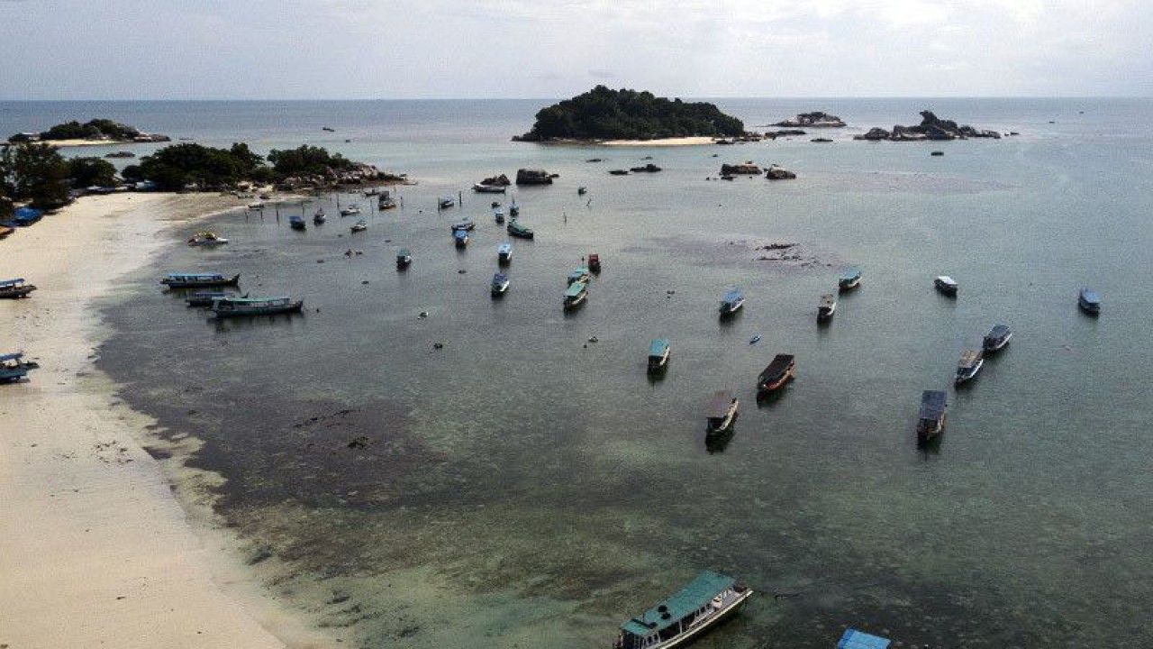Arsip Foto - Tempat wisata Pantai Tanjung Kelayang di Kabupaten Belitung, Provinsi Bangka Belitung, Jumat (20/5/2022). (ANTARA FOTO/Fakhri Hermansyah/nym/am)