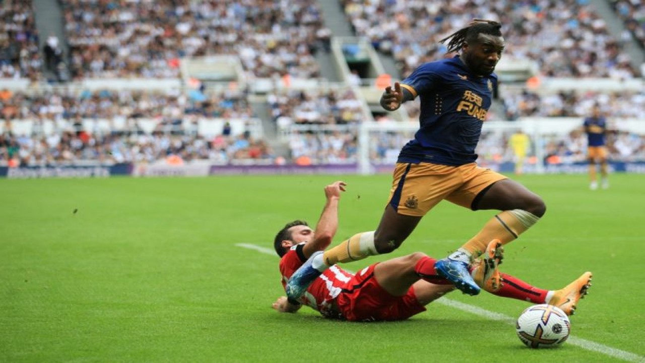 Gelandang Newcastle United Allan Saint-Maximin (kanan) kala berduel dengan bek Athletic Bilbao Inigo Lekue pada laga persahabatan Newcastle United melawan Athletic Club di St James' Park, Newcastle, Inggris, 30 Juli 2022. (AFP/LINDSEY PARNABY)