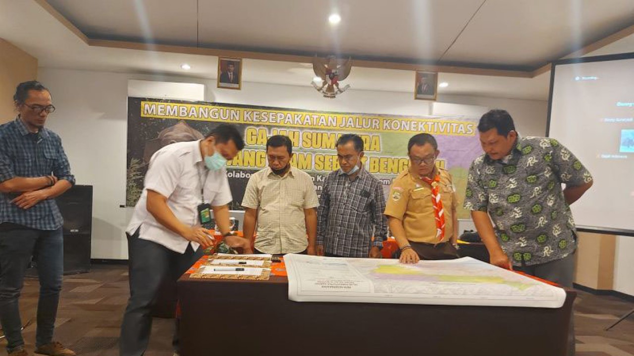 Penantanganan konektivitas koridor gajah oleh dua perusahaan sawit di Bengkulu, Rabu (14/12/2022). FOTO ANTARA/Anggi Mayasari